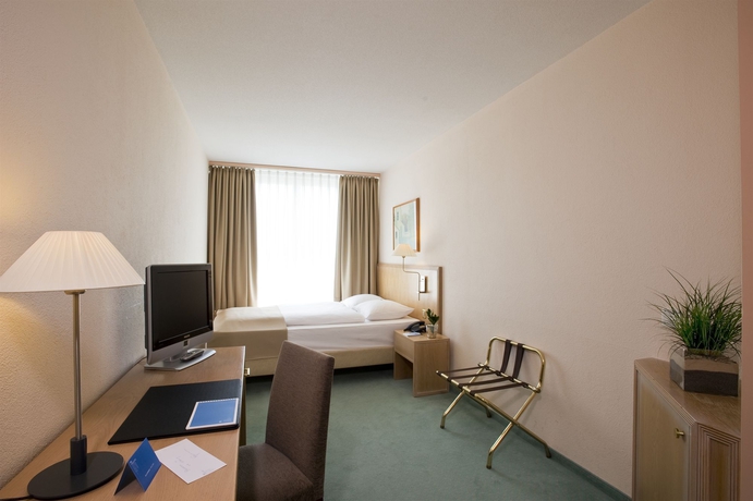 Imagen de la habitación del Hotel NH Fribourg. Foto 4