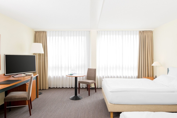 Imagen de la habitación del Hotel NH Fribourg. Foto 5