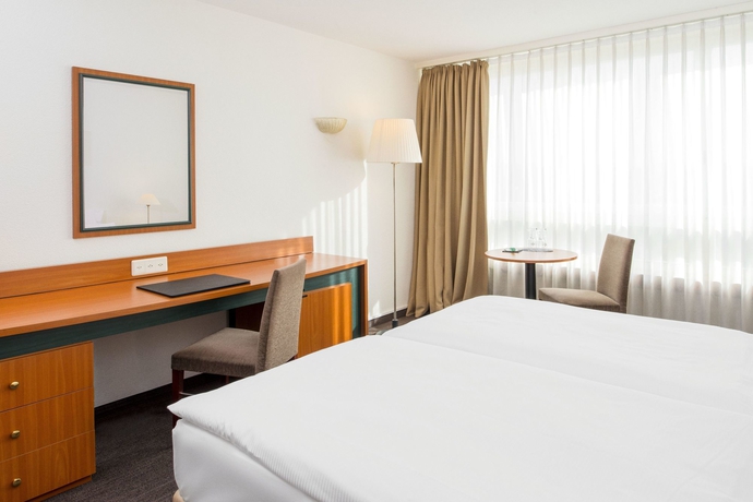 Imagen de la habitación del Hotel NH Fribourg. Foto 7