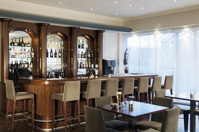 Imagen del bar/restaurante del Hotel NH Fribourg. Foto 3