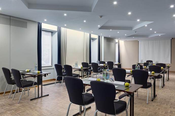 Imagen de los interiores del Hotel NH Gent Sint Pieters. Foto 10