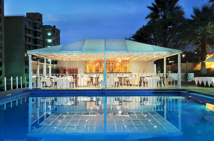 Imagen de la piscina del Hotel NH Iquique Costa. Foto 11