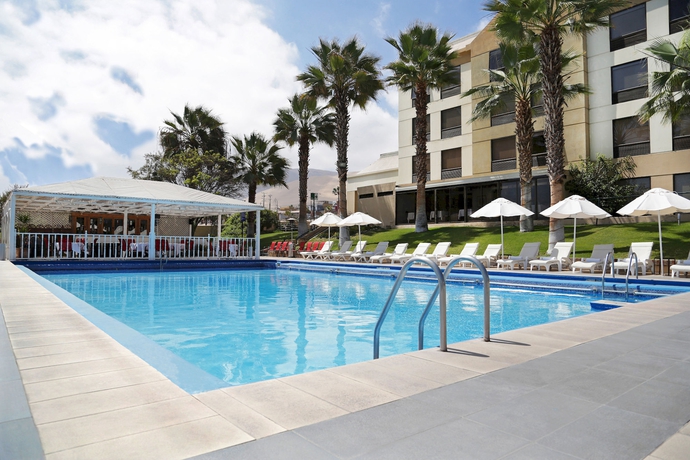 Imagen de la piscina del Hotel NH Iquique Costa. Foto 12