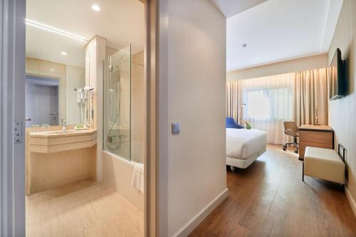 Imagen de la habitación del Hotel NH Lisboa Campo Grande. Foto 12