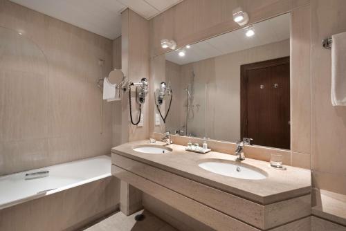 Imagen de la habitación del Hotel NH Lisboa Campo Grande. Foto 16