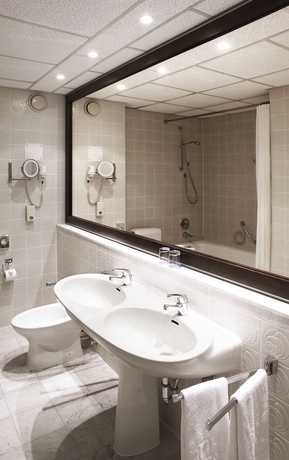 Imagen de la habitación del Hotel NH Luxembourg Airport. Foto 4