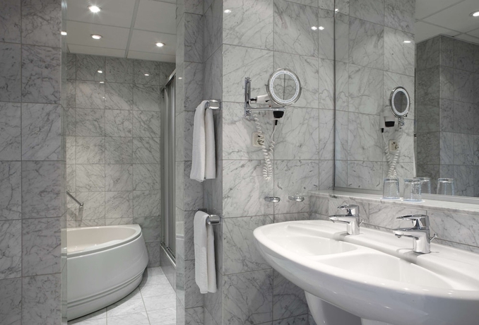 Imagen de la habitación del Hotel NH Luxembourg Airport. Foto 5
