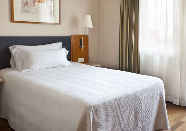 Imagen de la habitación del Hotel NH Luz Huelva. Foto 2