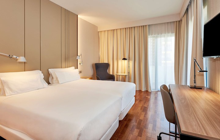 Imagen de la habitación del Hotel NH Luz Huelva. Foto 5