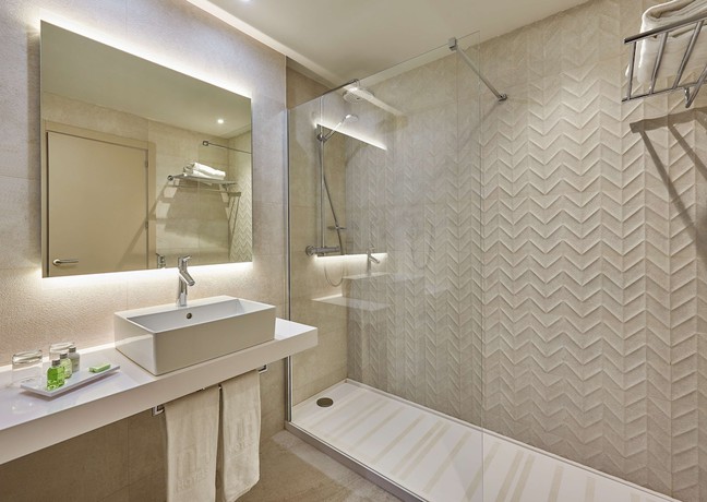 Imagen de la habitación del Hotel NH Luz Huelva. Foto 13