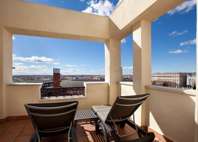 Imagen de la habitación del Hotel NH Madrid Atocha. Foto 13