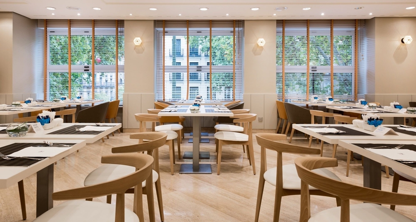 Imagen del bar/restaurante del Hotel NH Madrid Nacional. Foto 7