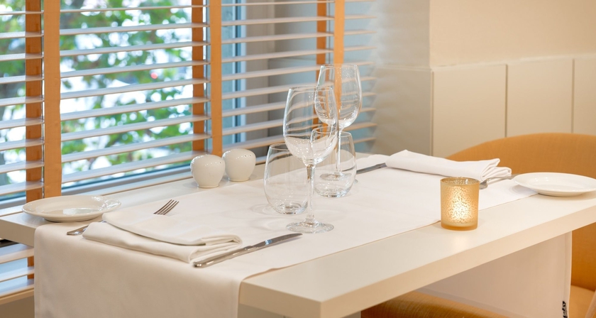 Imagen del bar/restaurante del Hotel NH Madrid Nacional. Foto 10