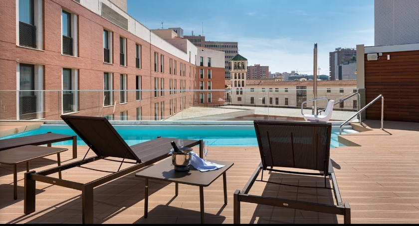 Imagen de la piscina del Hotel NH Malaga. Foto 21