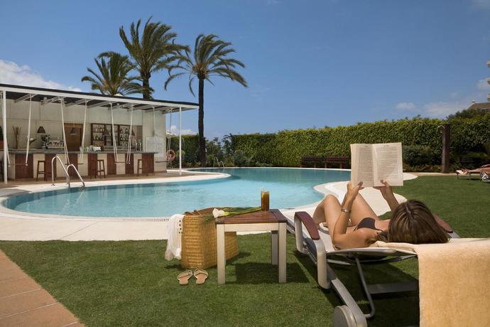 Imagen de la piscina del Hotel NH Marbella. Foto 18