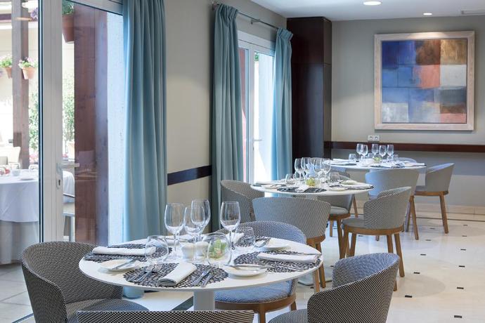 Imagen del bar/restaurante del Hotel NH Marbella. Foto 8