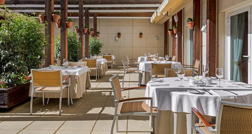 Imagen del bar/restaurante del Hotel NH Marbella. Foto 11