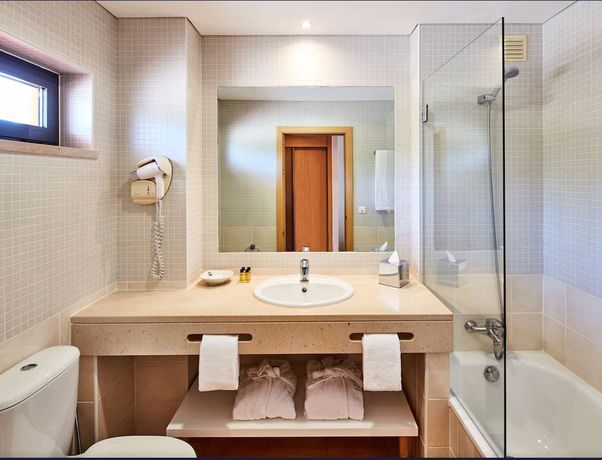 Imagen de la habitación del Hotel NH Marina Portimao Resort. Foto 6