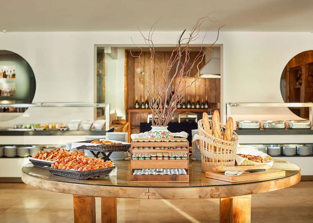 Imagen del bar/restaurante del Hotel NH Marina Portimao Resort. Foto 4