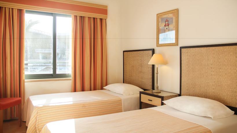 Imagen de la habitación del Hotel NH Marina Portimao Resort. Foto 17