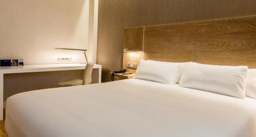 Imagen de la habitación del Hotel NH Oviedo Principado. Foto 9