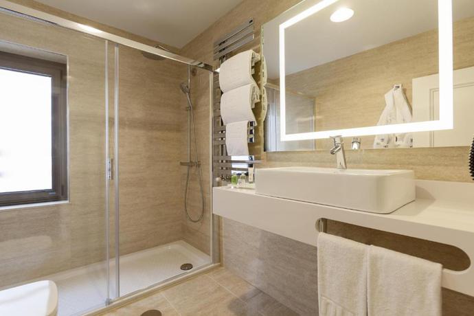 Imagen de la habitación del Hotel NH Oviedo Principado. Foto 7