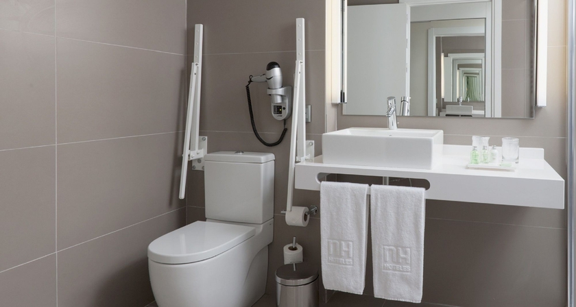 Imagen de la habitación del Hotel NH Pamplona Iruña Park. Foto 2