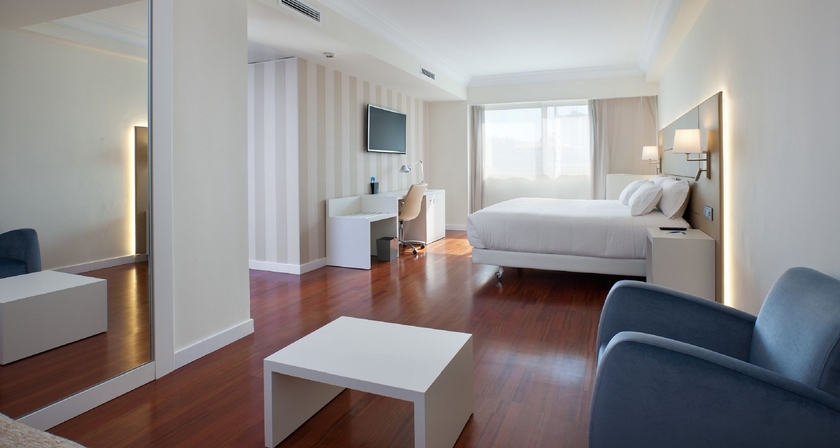 Imagen de la habitación del Hotel NH Pamplona Iruña Park. Foto 6