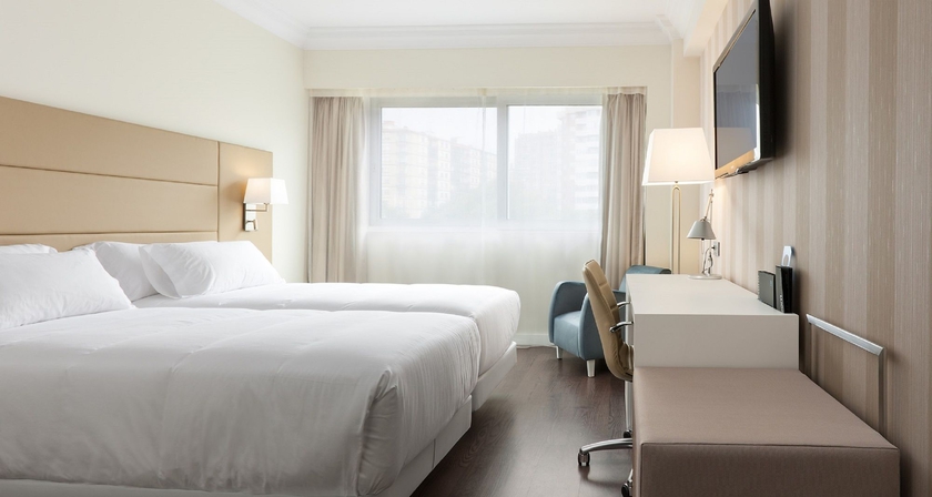 Imagen de la habitación del Hotel NH Pamplona Iruña Park. Foto 9