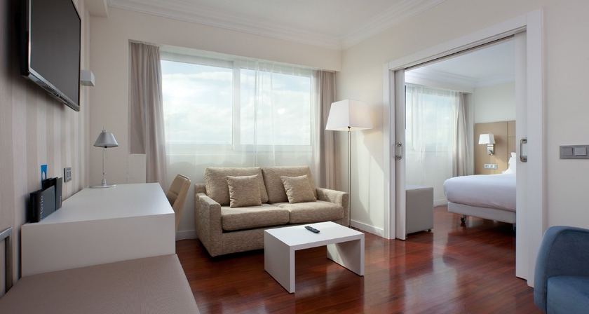 Imagen de la habitación del Hotel NH Pamplona Iruña Park. Foto 11