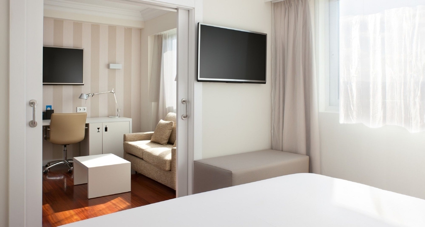 Imagen de la habitación del Hotel NH Pamplona Iruña Park. Foto 12