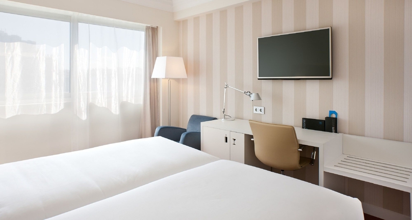 Imagen de la habitación del Hotel NH Pamplona Iruña Park. Foto 13