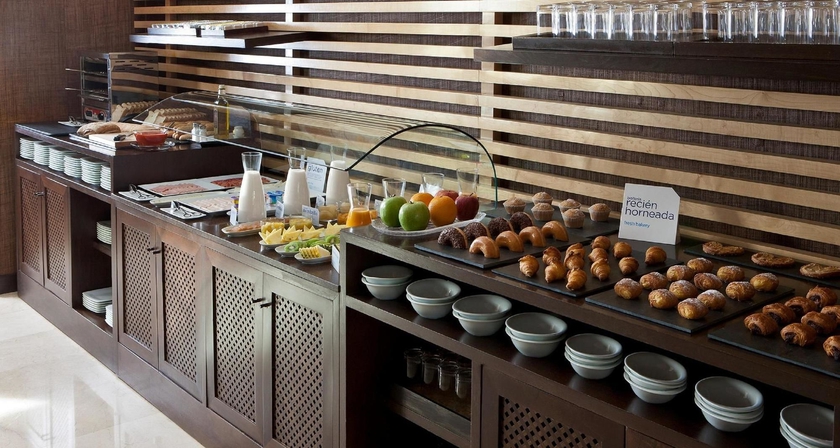 Imagen del bar/restaurante del Hotel NH Parla. Foto 2