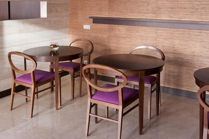 Imagen del bar/restaurante del Hotel NH Parla. Foto 3