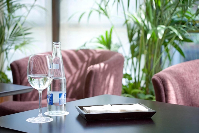 Imagen del bar/restaurante del Hotel NH Pirineos. Foto 2