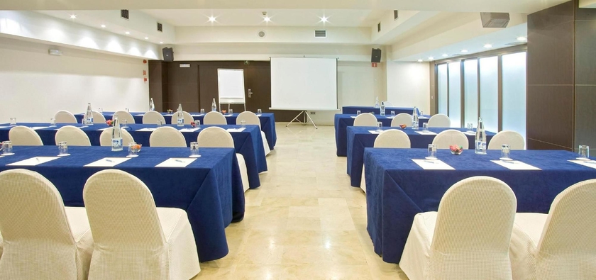 Imagen de los interiores del Hotel NH Pirineos. Foto 15