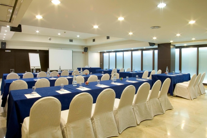 Imagen de los interiores del Hotel NH Pirineos. Foto 16