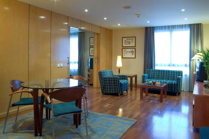 Imagen de los exteriores del Hotel NH Pirineos. Foto 10