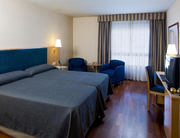 Imagen de los exteriores del Hotel NH Pirineos. Foto 11