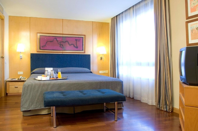 Imagen de la habitación del Hotel NH Pirineos. Foto 9