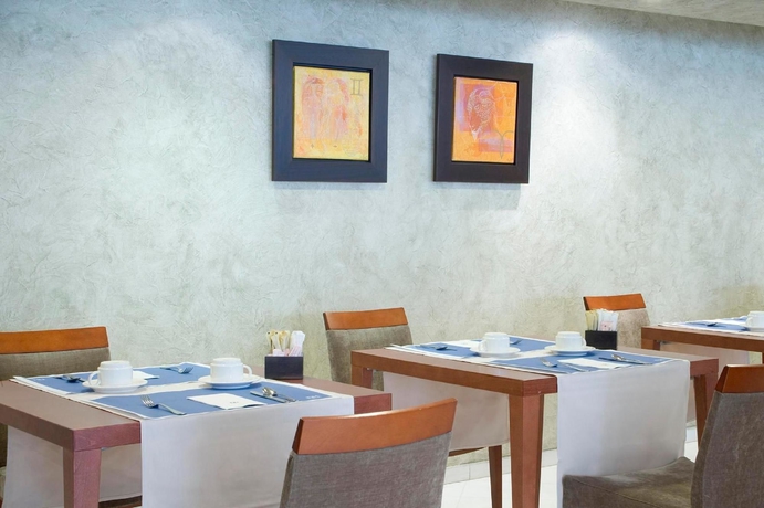 Imagen del bar/restaurante del Hotel NH Pirineos. Foto 3