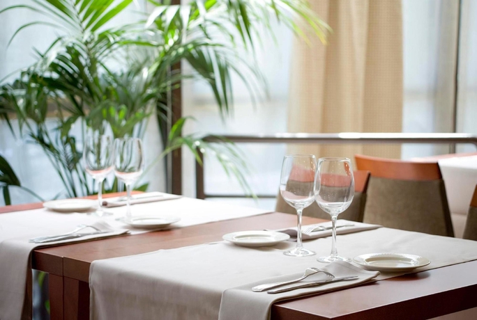 Imagen del bar/restaurante del Hotel NH Pirineos. Foto 4