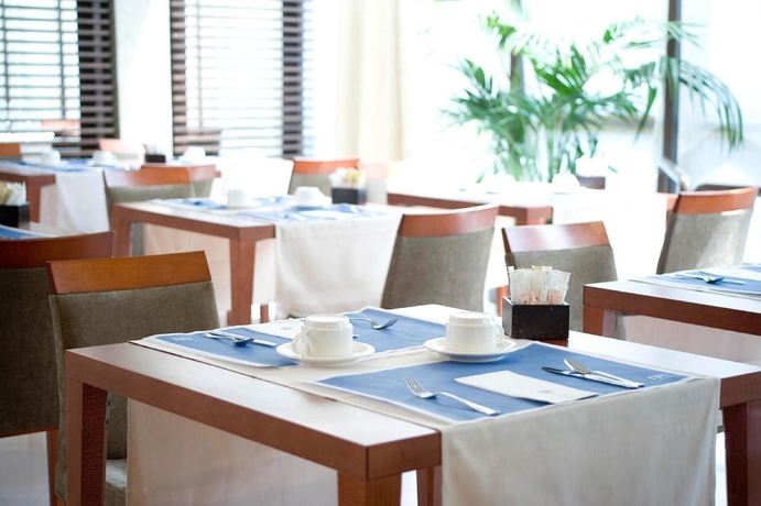 Imagen del bar/restaurante del Hotel NH Pirineos. Foto 5