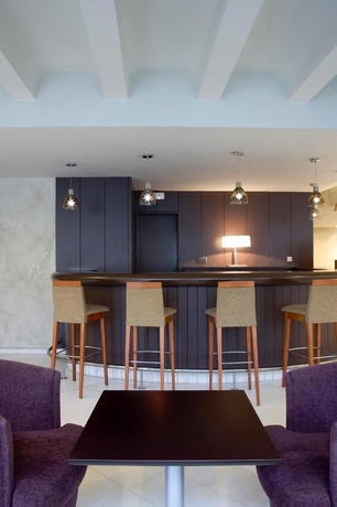 Imagen del bar/restaurante del Hotel NH Pirineos. Foto 7