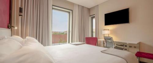 Imagen de la habitación del Hotel NH Porto Jardim. Foto 19