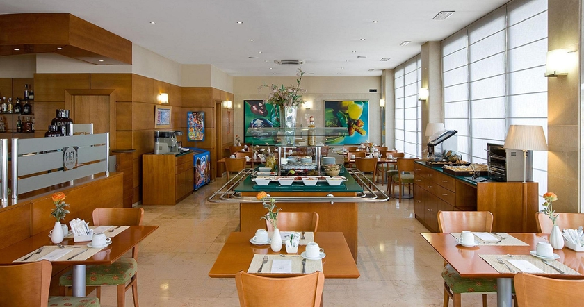 Imagen del bar/restaurante del Hotel NH San Pedro de Alcantara. Foto 3