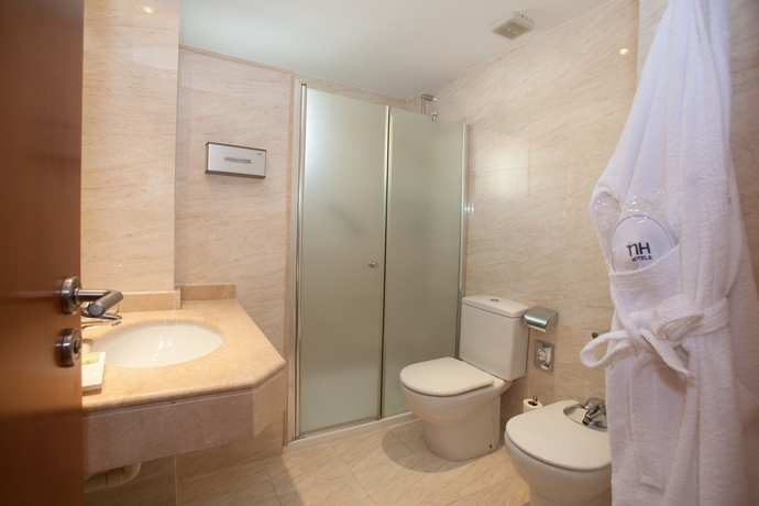 Imagen de la habitación del Hotel NH San Pedro de Alcantara. Foto 9