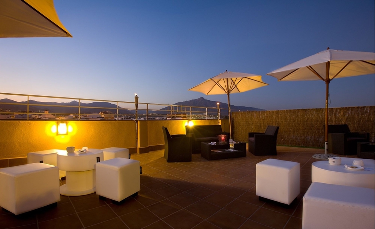 Imagen de los exteriores del Hotel NH San Pedro de Alcantara. Foto 11