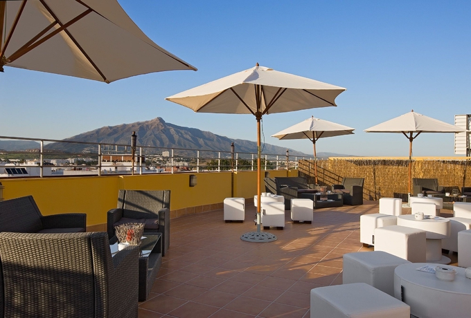 Imagen de los exteriores del Hotel NH San Pedro de Alcantara. Foto 12