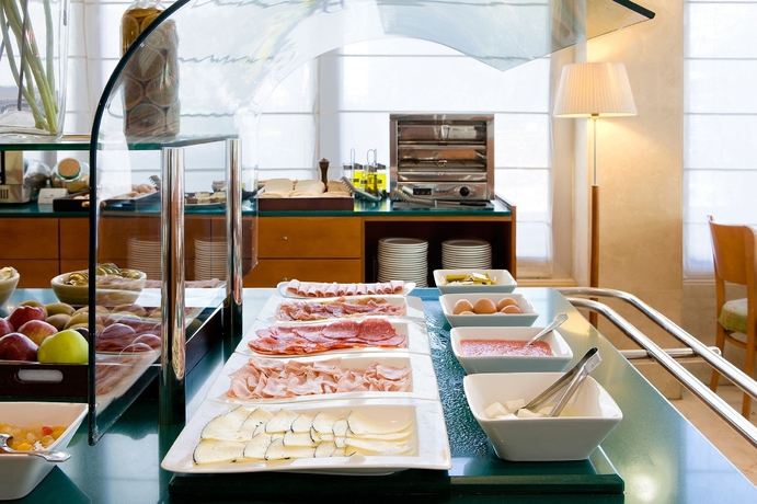 Imagen del bar/restaurante del Hotel NH San Pedro de Alcantara. Foto 5